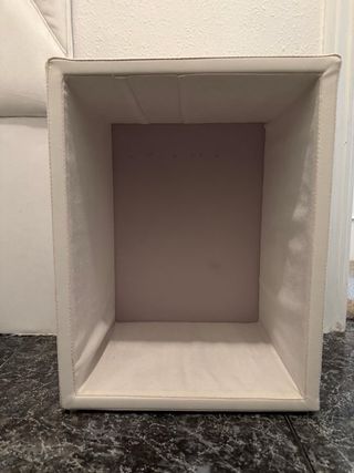 Sofá, estantería, silla y mesitas de noche