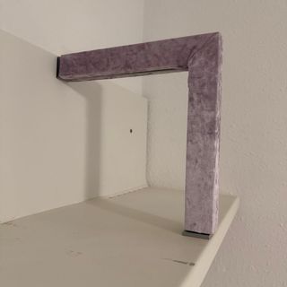 Sofá, estantería, silla y mesitas de noche