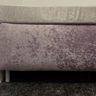 Sofá, estantería, silla y mesitas de noche