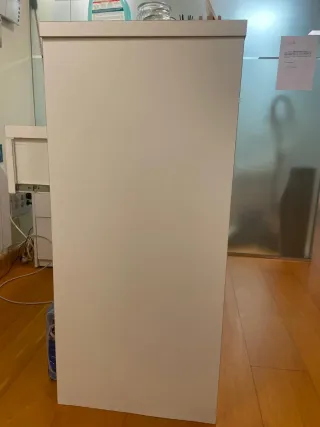 Mueble de recepción, mesita y sillas