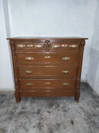 Tocador antiguo de madera con espejo