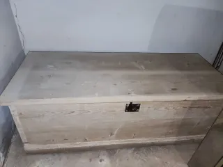 Tocador antiguo de madera con espejo