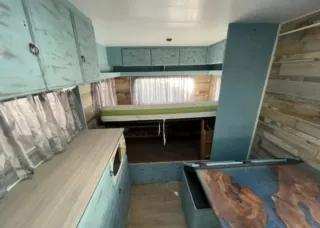 Caravana con literas y mesa