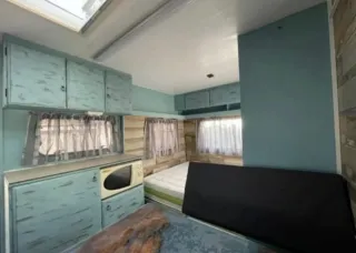 Caravana con literas y mesa