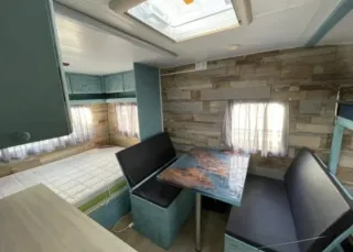 Caravana con literas y mesa