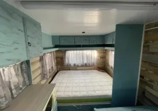 Caravana con literas y mesa