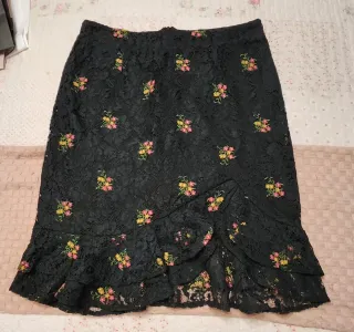 Falda midi Zara floral encaje negro