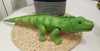 Juguetes dinosaurios y dragón con huevo