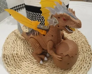 Juguetes dinosaurios y dragón con huevo