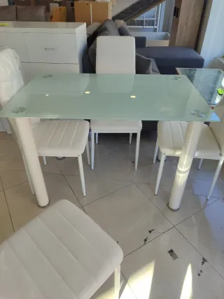 Mesa de cristal con 4 sillas
