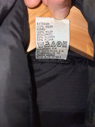 Plumas Boomerang negro con capucha