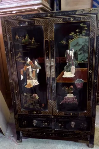 Mueble Chino Lacado Negro y Dorado