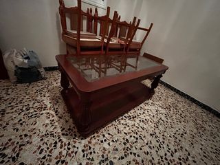 Mesa de centro rústica madera y cristal.