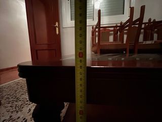 Mesa de centro rústica madera y cristal.