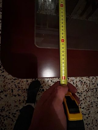 Mesa de centro rústica madera y cristal.