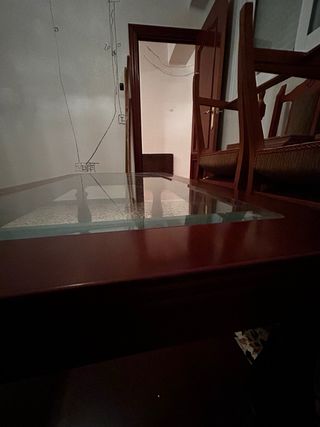 Mesa de centro rústica madera y cristal.