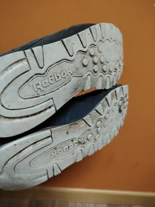 Zapatos Reebok grises de paseo.