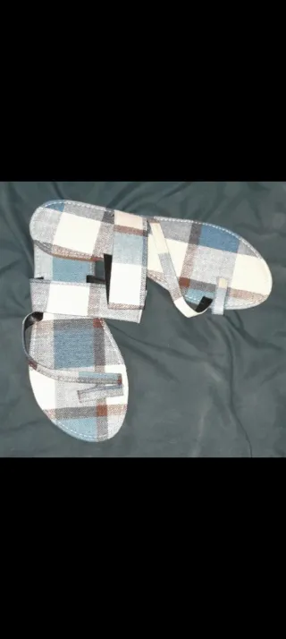 Sandalias de cuadros azules y blancas