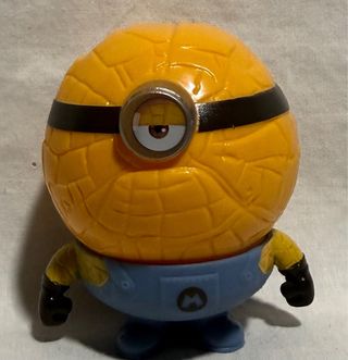 Minion de plástico amarillo y azul