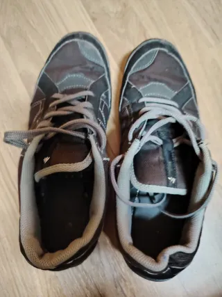 Zapatos deportivos negros y grises de paseo.