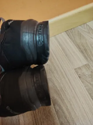 Zapatos deportivos negros y grises de paseo.