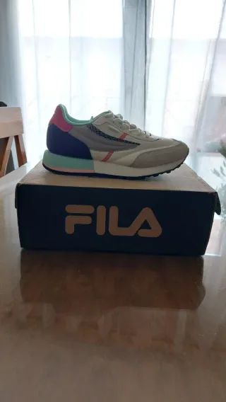 Zapatillas Fila grises y moradas