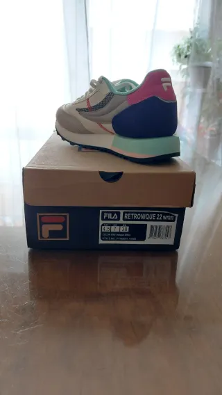 Zapatillas Fila grises y moradas