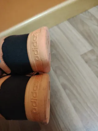 Zapatos Adidas paseo negros y naranjas de paseo.