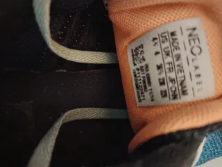 Zapatos Adidas paseo negros y naranjas de paseo.