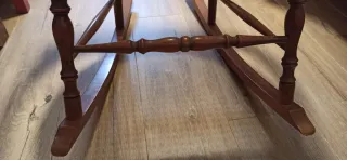 Mecedora pequeña de madera y ratán.