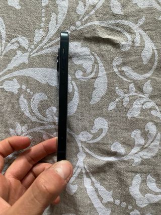 Celular azul marino iPhone 13 mini de 128