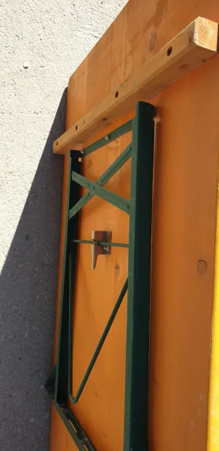 Mesa plegable y 2 bancos madera/metal