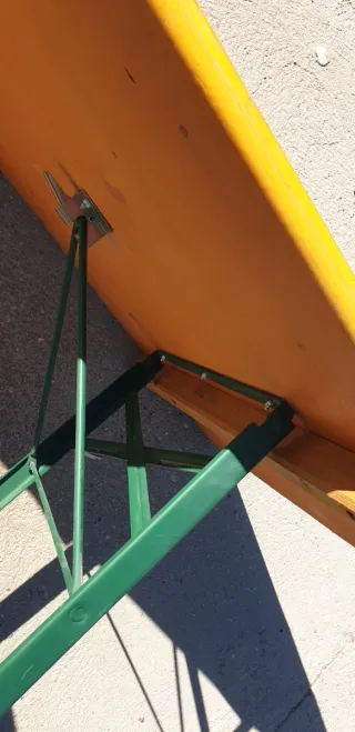 Mesa plegable y 2 bancos madera/metal