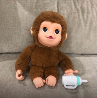 Mono bebé peluche con biberón