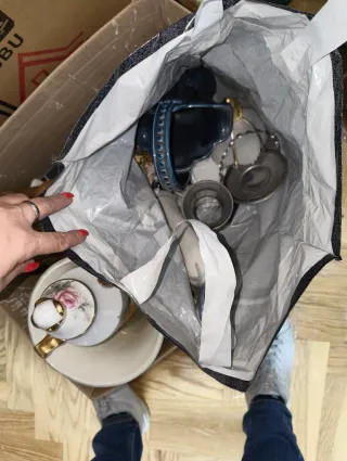 Cajas figuras, vasos y cuadros de varios tamaños