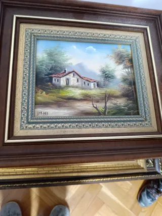 Cajas figuras, vasos y cuadros de varios tamaños