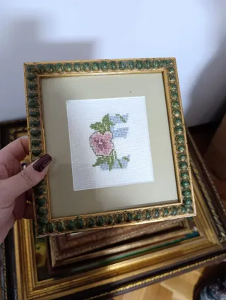 Cajas figuras, vasos y cuadros de varios tamaños