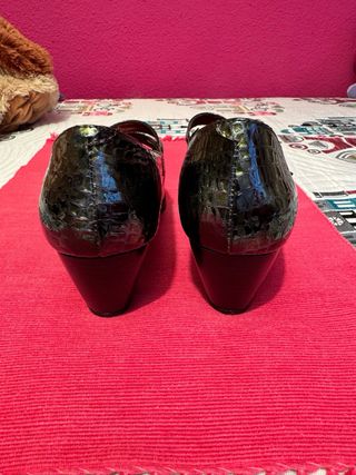 Merceditas de piel verde oliva con reflejos dorado