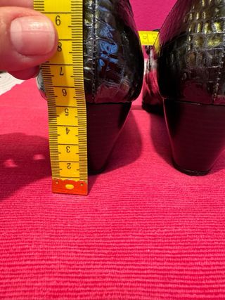 Merceditas de piel verde oliva con reflejos dorado