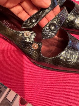 Merceditas de piel verde oliva con reflejos dorado