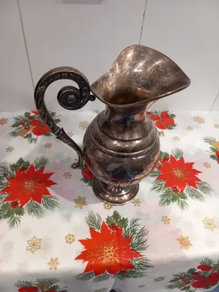 Jarra antigua de metal plateado