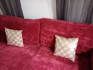 Sofá de terciopelo y pana color corinto