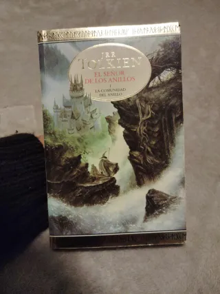 El señor de los anillos.. 8€ El HOBBIT...4€