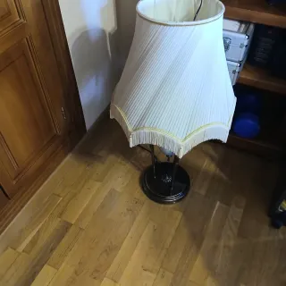 Lámpara de mesa beige y marrón