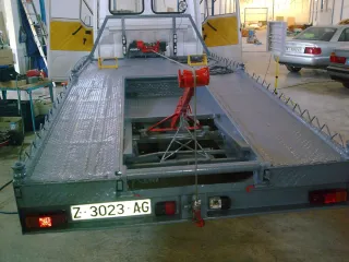 Plataforma grúa porta coches,con rampas .