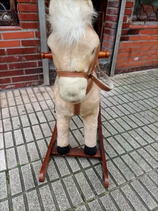 Caballo balancín de peluche
