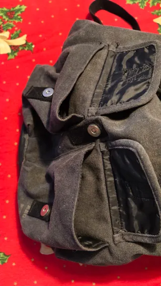 Mochila H&M compartimento único y tela resistente