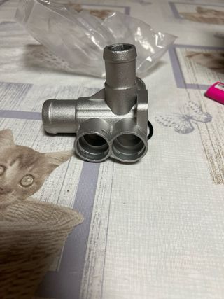 Conector de tubería de refrigerante