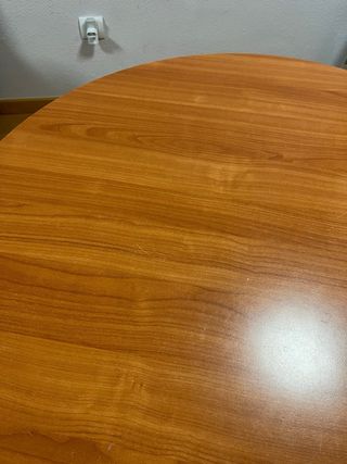 Mesa redonda cerezo, 2 sillas y dos taburetes.