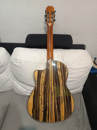 Guitarra flamenca Cutaway